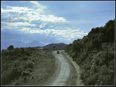 Chú thích của Steve Brown trên Flickr cá nhân của mình về bức ảnh: Đây là quang cảnh của con đường dẫn đến cơ sở thông tin liên lạc của chúng tôi ở phía Bắc núi Khỉ. Có thể nhìn thấy ở phía xa những đỉnh núi nhô lên bên vịnh Đà Nẵng.